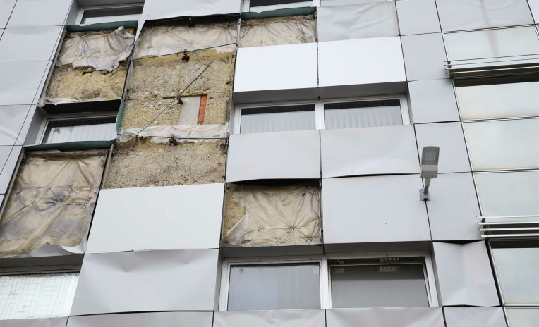 Facciata ventilata danneggiata: isolante visibile e deteriorato sull’edificio della Procura di Banja Luka Bosnia Erzegovina.