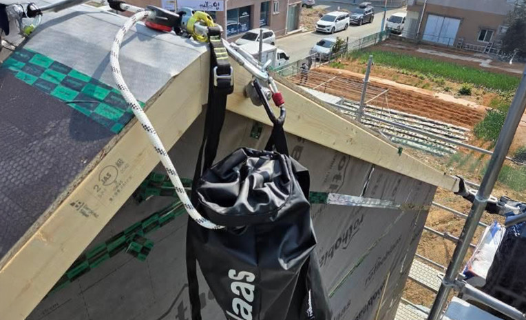 Workers installing HOLD-SYSTEM® on a sloped roof in South Korea 