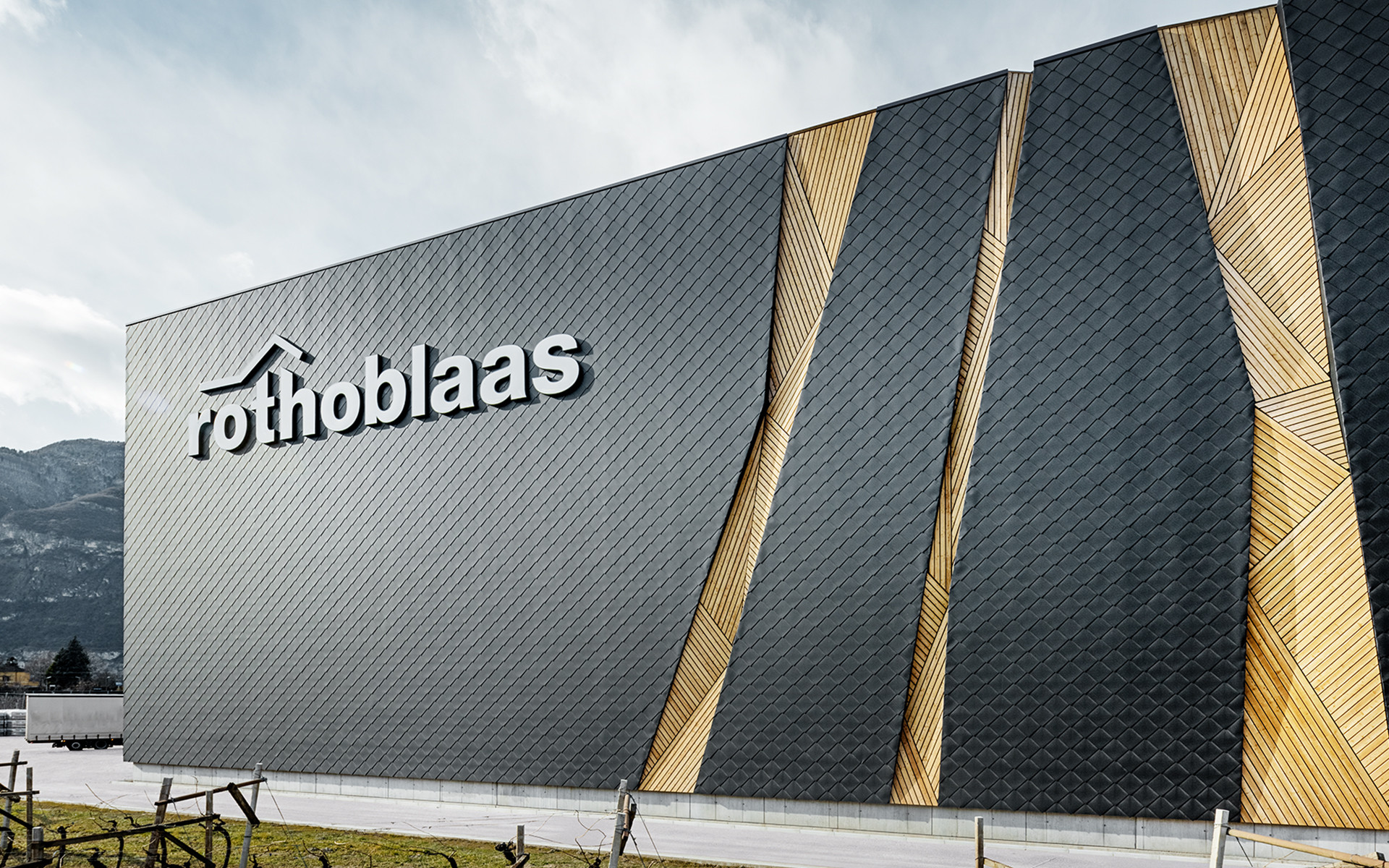 A selfsupporting and automatic timber warehouse