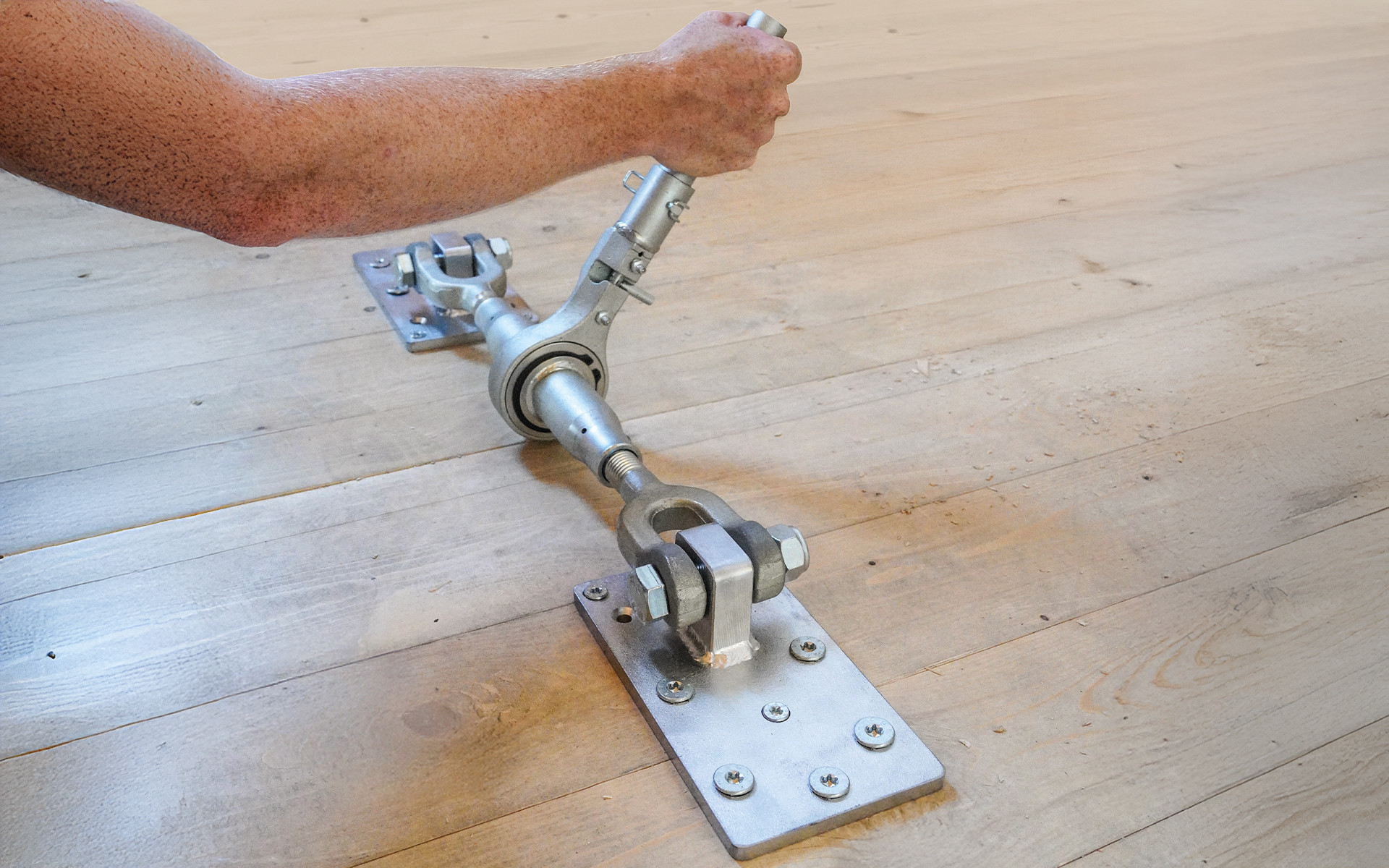 GEKO MAXI panel puller used on a mass timber floor element for heavy-duty tightening. 