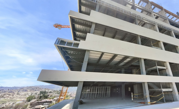 Steel frame: how to isolate windows and doors in a hybrid concrete-to-steel building  