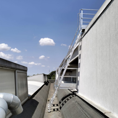 Accesso in sicurezza alla copertura senza fissaggi a parete