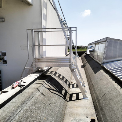 Accesso in sicurezza alla copertura senza fissaggi a parete