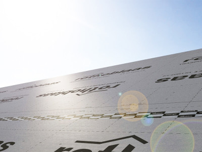 aplicação-fita-monoadesiva-universal-de-alta-estabilidade-uv-e-resistência-térmica-flexi-band-uv