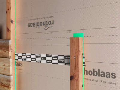 aplicação-fita-monoadesiva-universal-de-alta-estabilidade-uv-e-resistência-térmica-flexi-band-uv